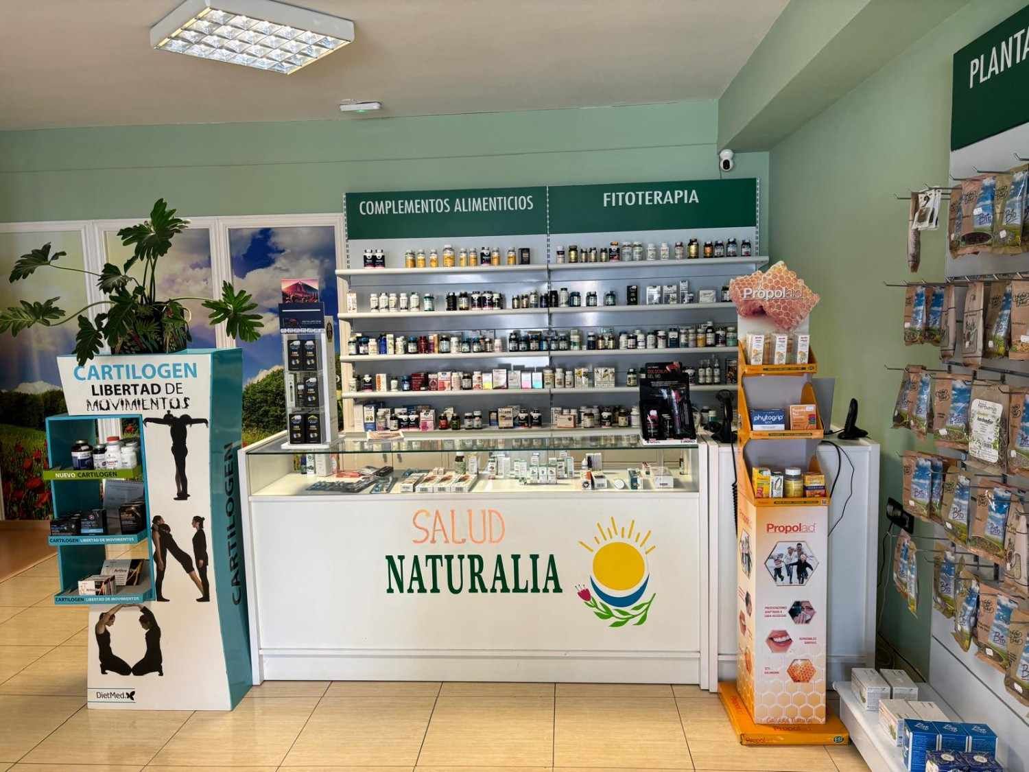 Estantes de una tienda de alimentos naturales repletos de productos. Los carteles indican.