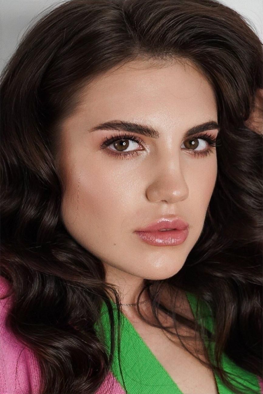 Interior de una farmacia con una exposición de productos en frascos hexagonales.