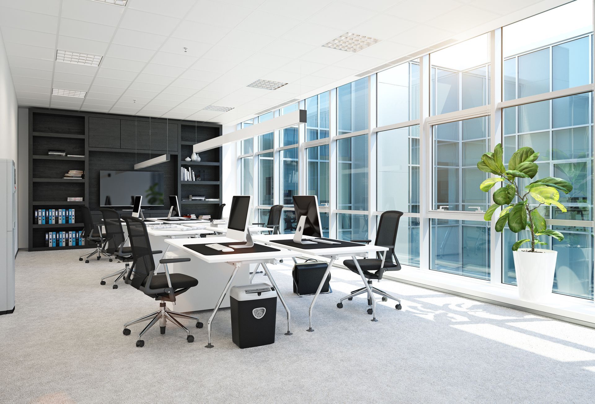 Bureaux propres avec un sol à moquette et des ordinateurs