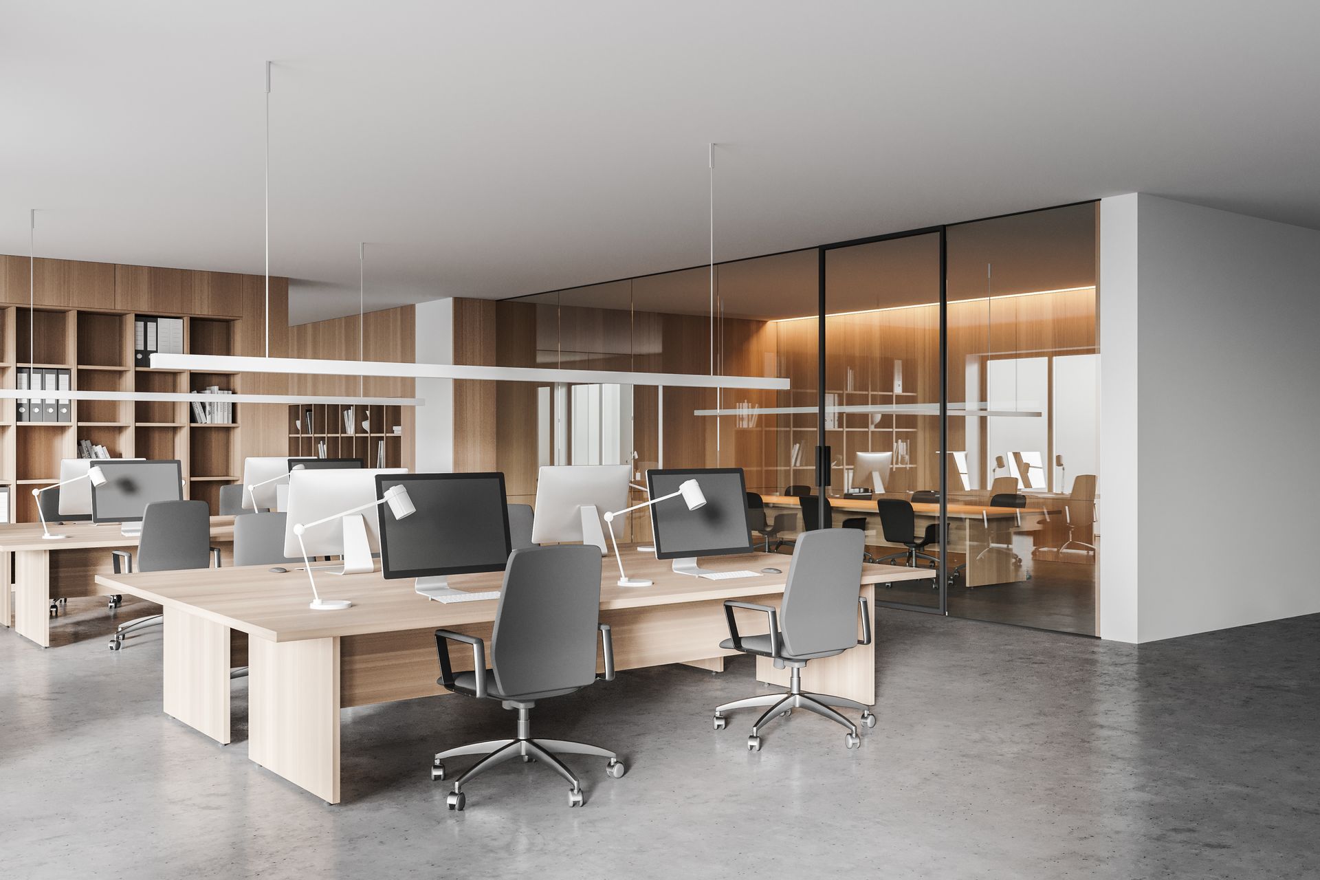 Bureaux beige et gris avec des ordinateurs et des fauteuils à roulettes