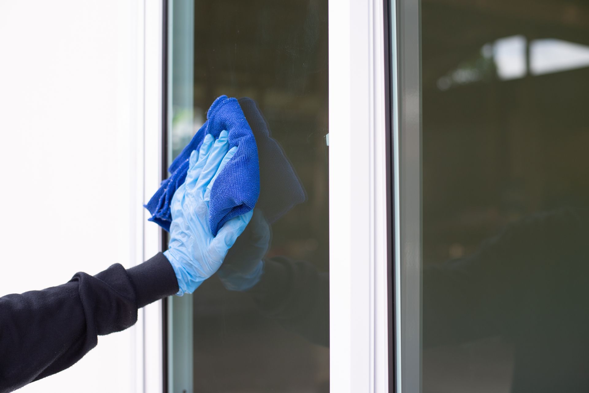 Nettoyage de fibre avec une main gantée qui passe un chiffon en microfibre