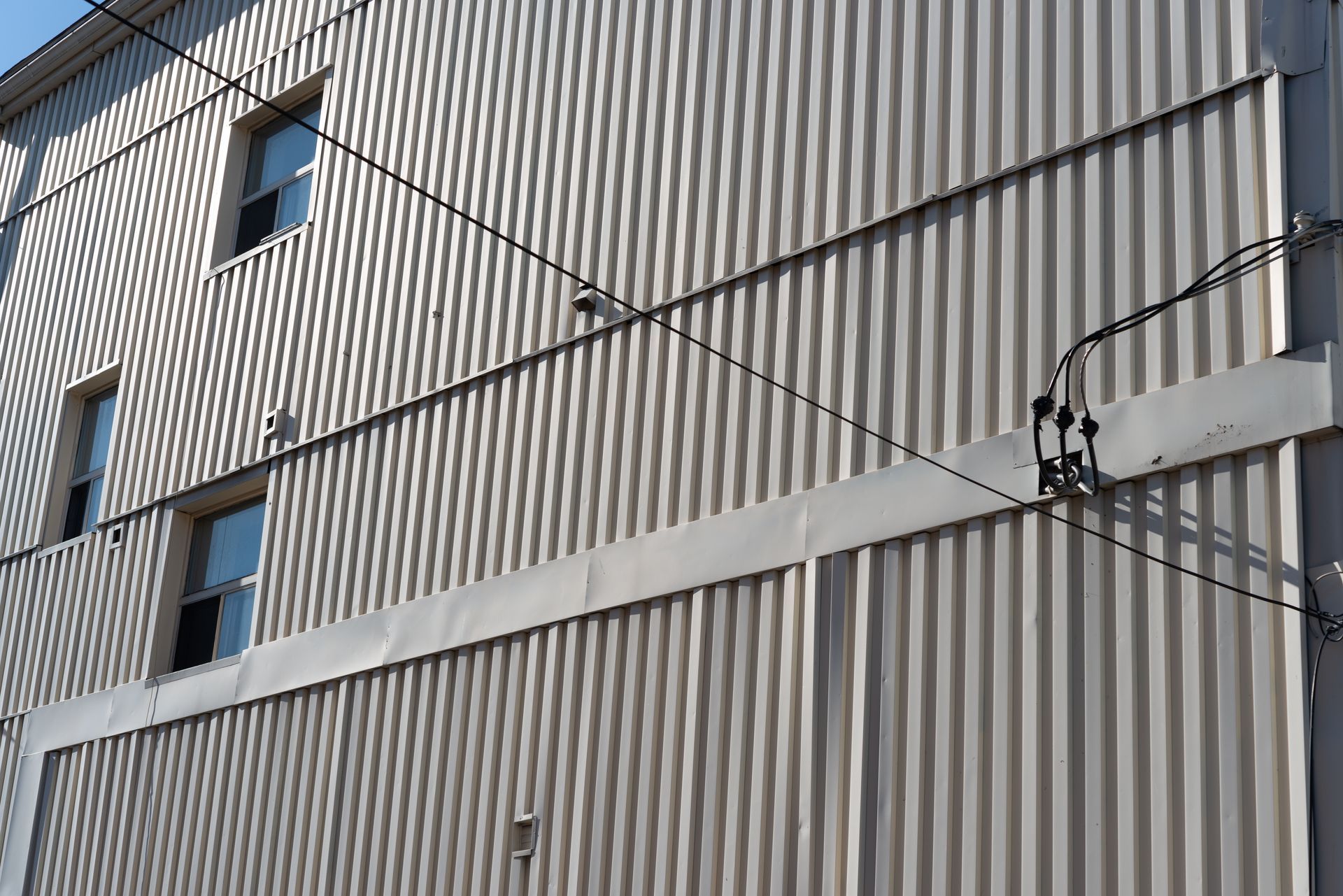 Bardage métallique couvrant la surface d'un bâtiment