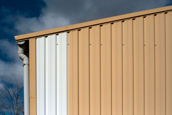Bardage beige et blanc propre
