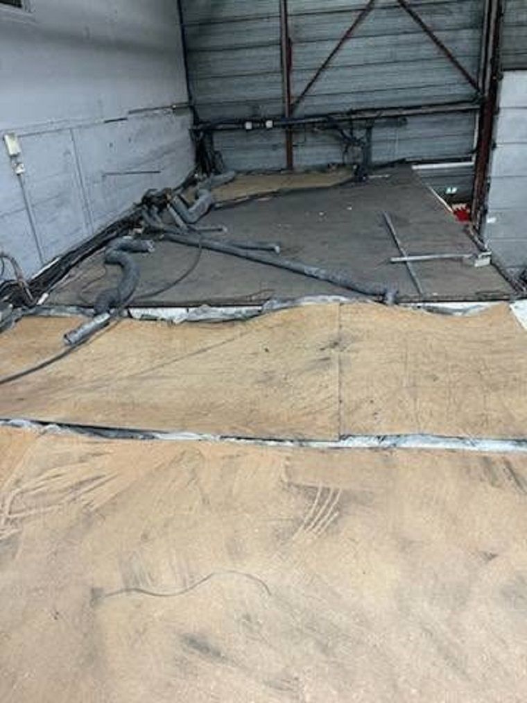 Benne pleine de gravats de chantier