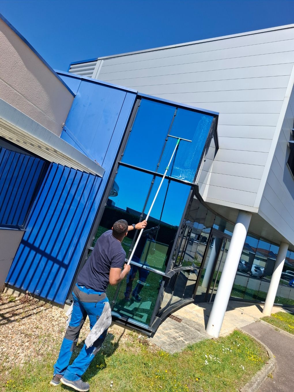 Vitre en train d'être nettoyée