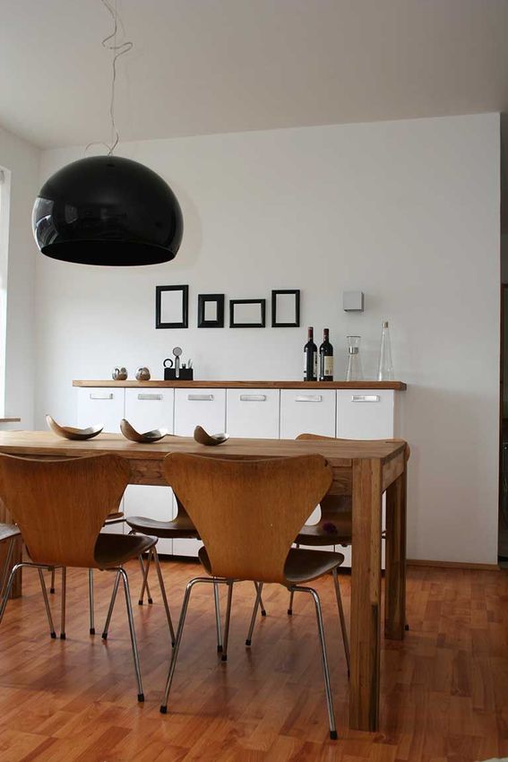 Ein Esszimmer mit einem Holztisch und Stühlen