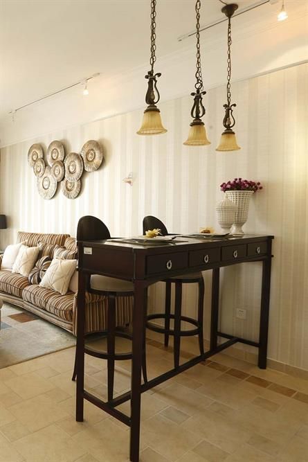 Ein Wohnzimmer mit einer Couch, einem Tisch und Hockern