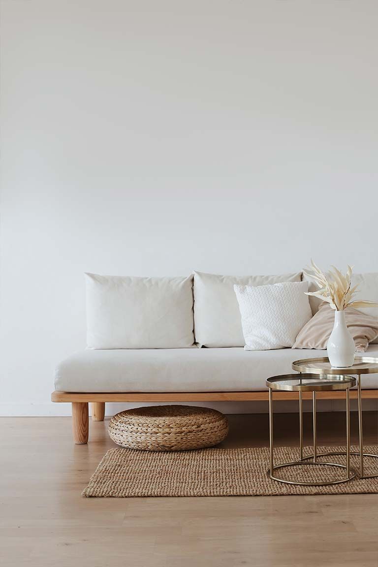 Ein Wohnzimmer mit Couch, Tisch und Teppich.