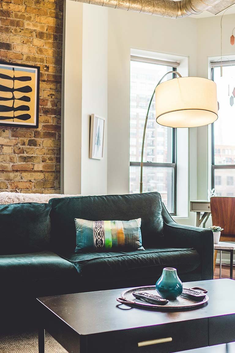 Ein Wohnzimmer mit einer Couch und einem Couchtisch