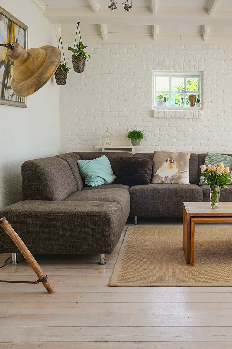 Ein Wohnzimmer mit einer Couch und einem Couchtisch