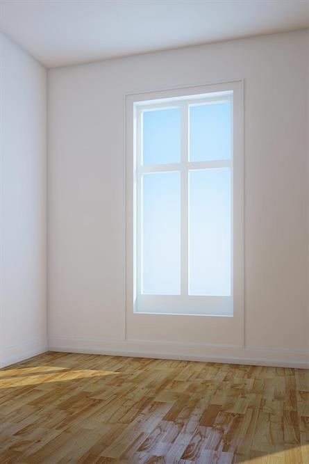 Ein leerer Raum mit einem großen Fenster und einem Holzboden.