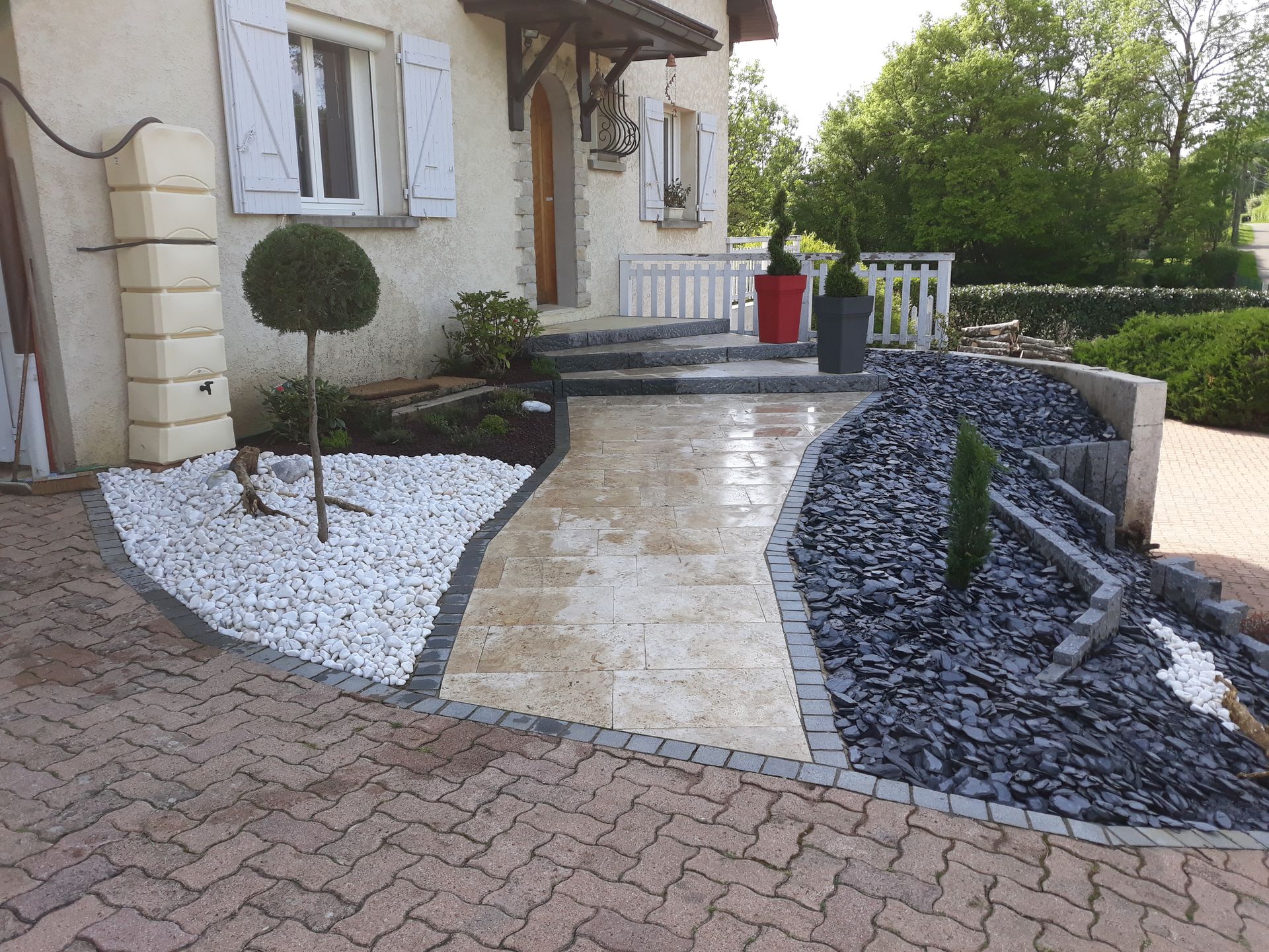 Une allée en dalles et une porte au bout de cette allée