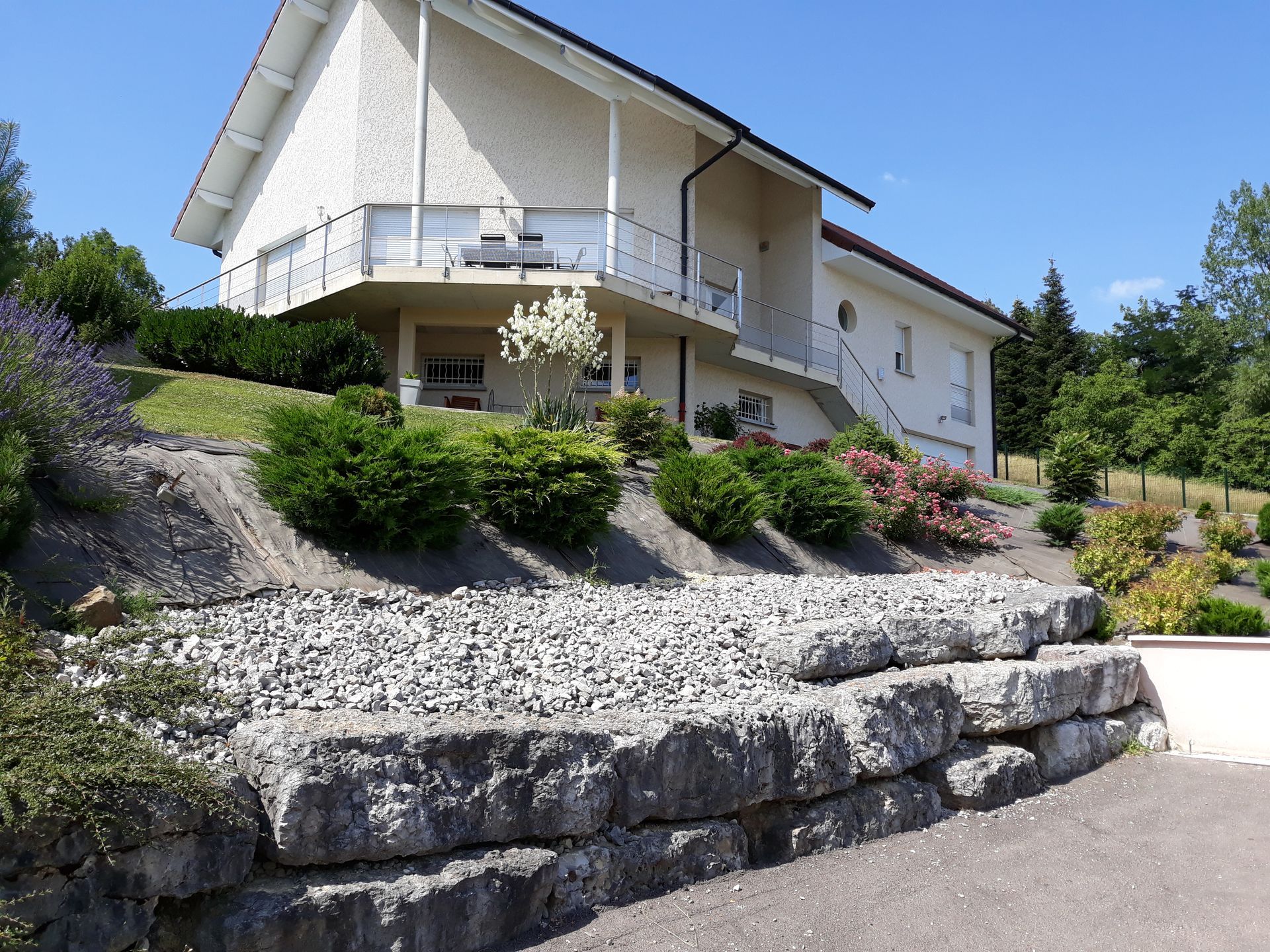Une maison avec des balcons vue du bas