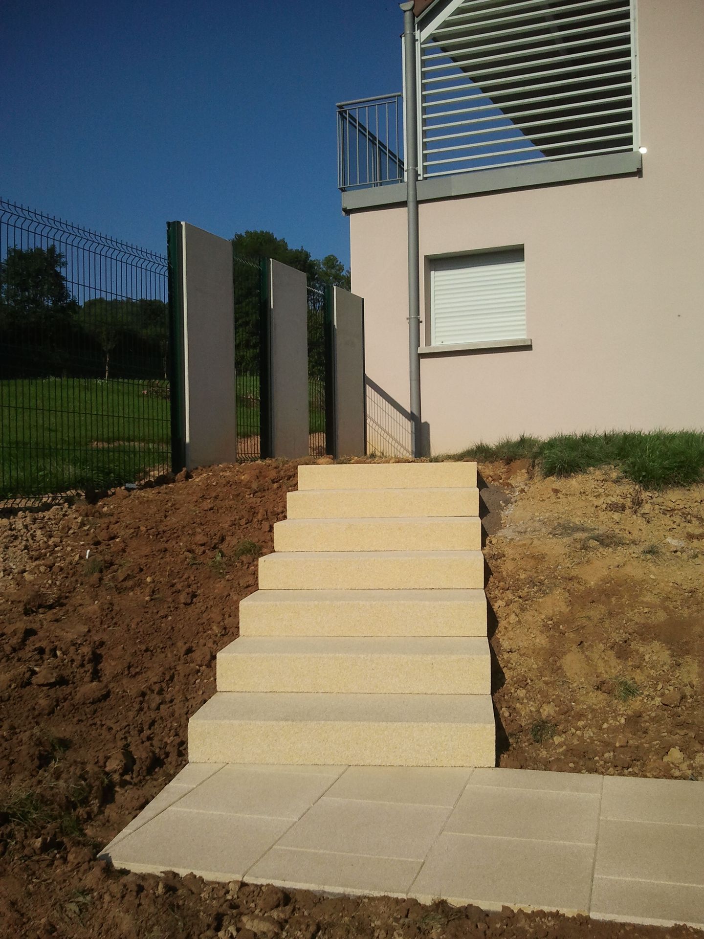 Un escalier extérieur vu de face