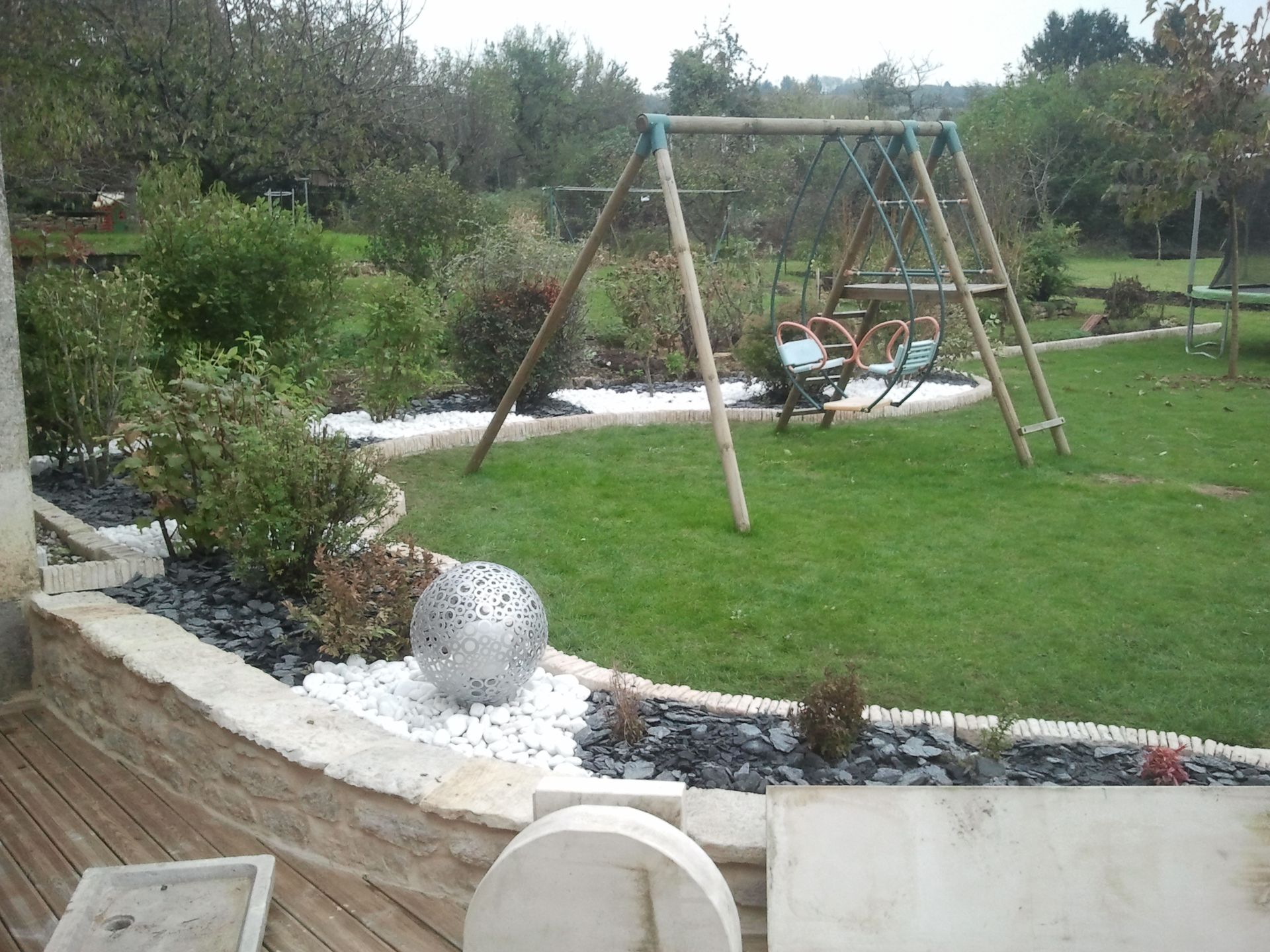 Une balançoire sur une pelouse de jardin