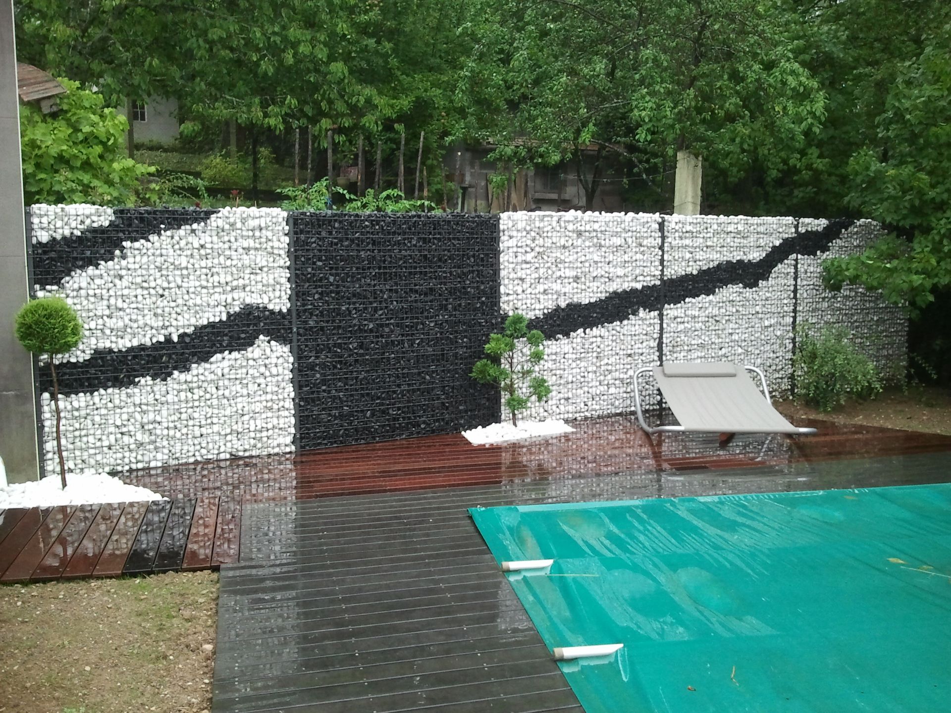 Un portail d'une terrasse extérieure vu de face