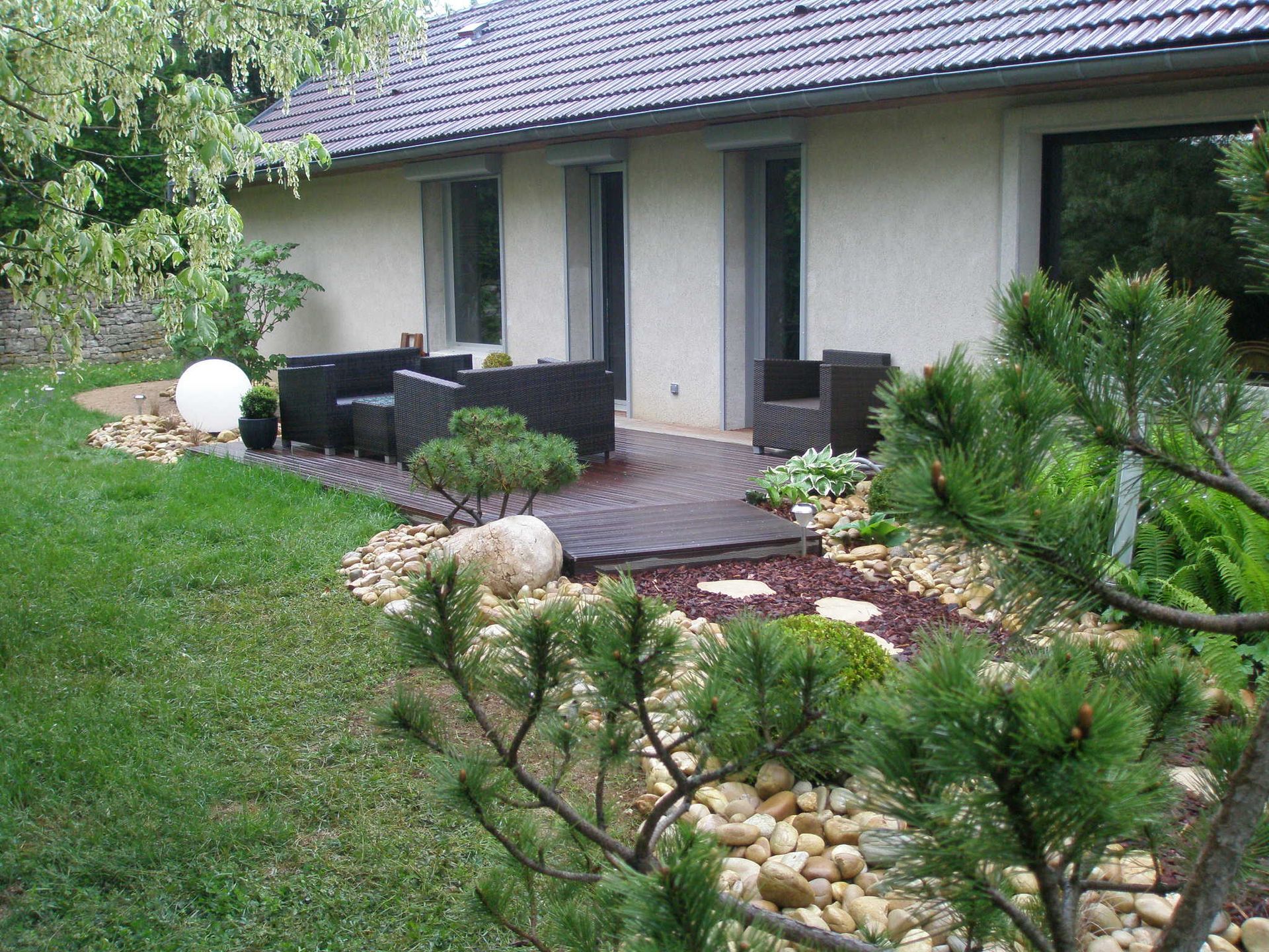Une maison vue à travers des branches d'arbres