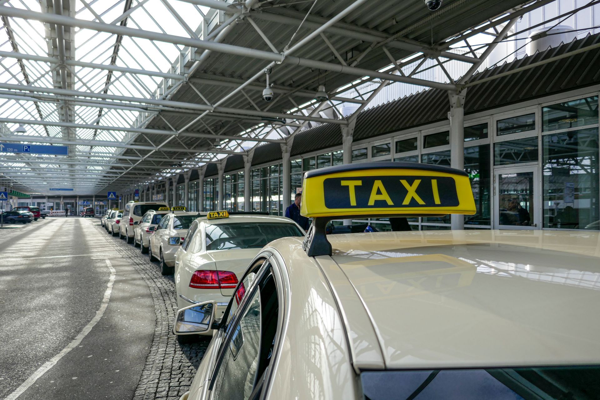 Un taxi devant un aéroport