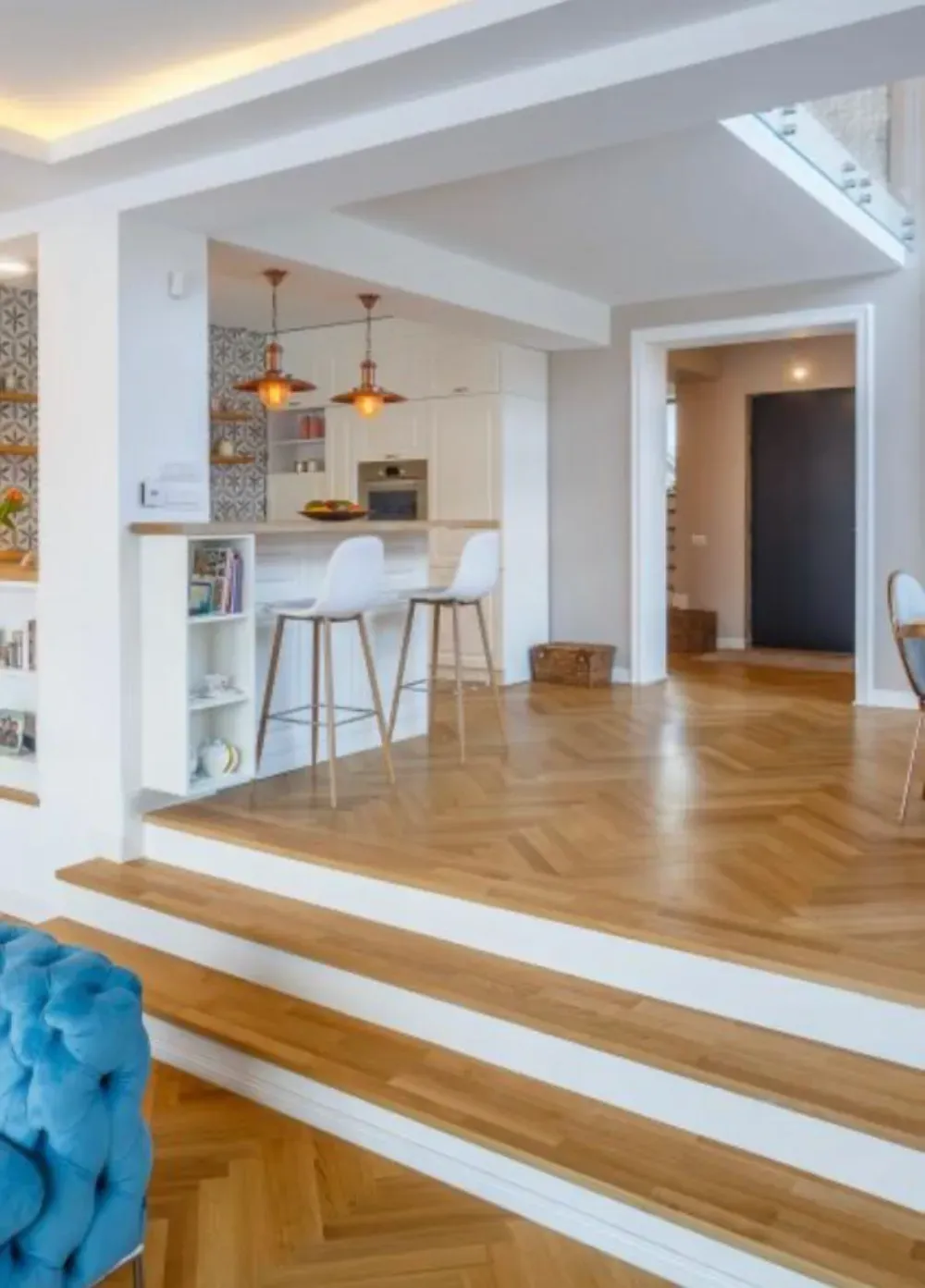 Interior de una habitación en construcción, con paneles de yeso, herramientas y una ventana.