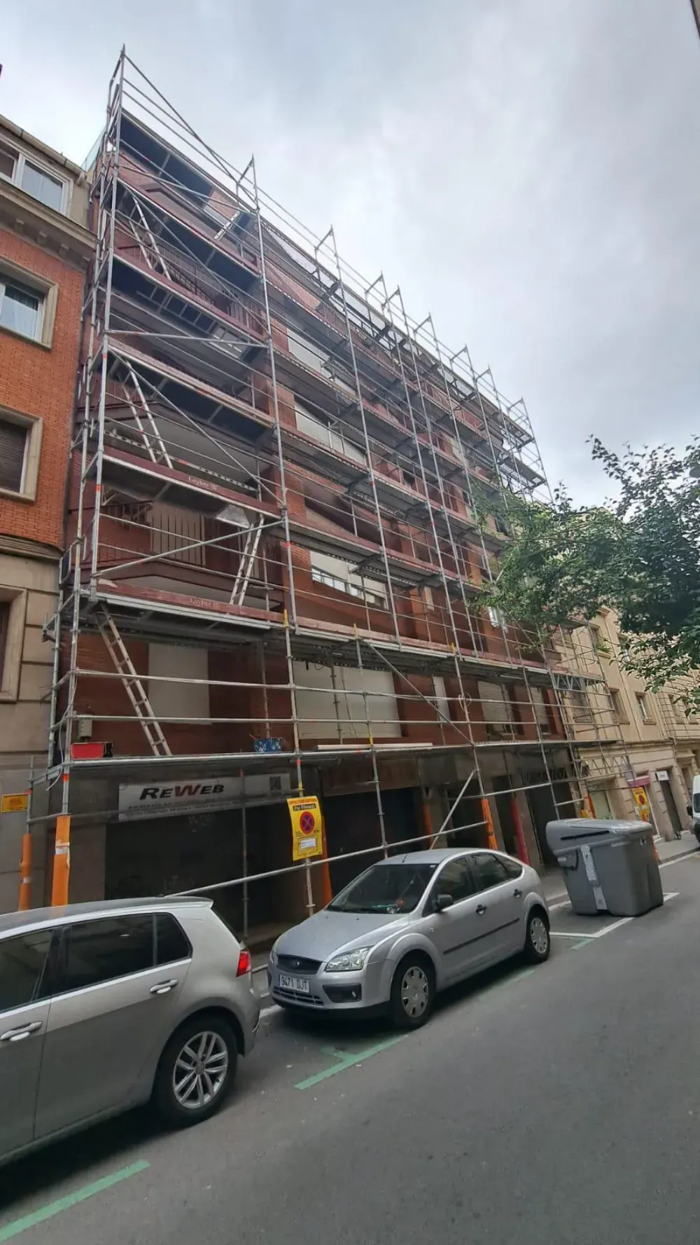 Material de estructura de metal apilado sobre una superficie de hormigón, listo para la construcción.
