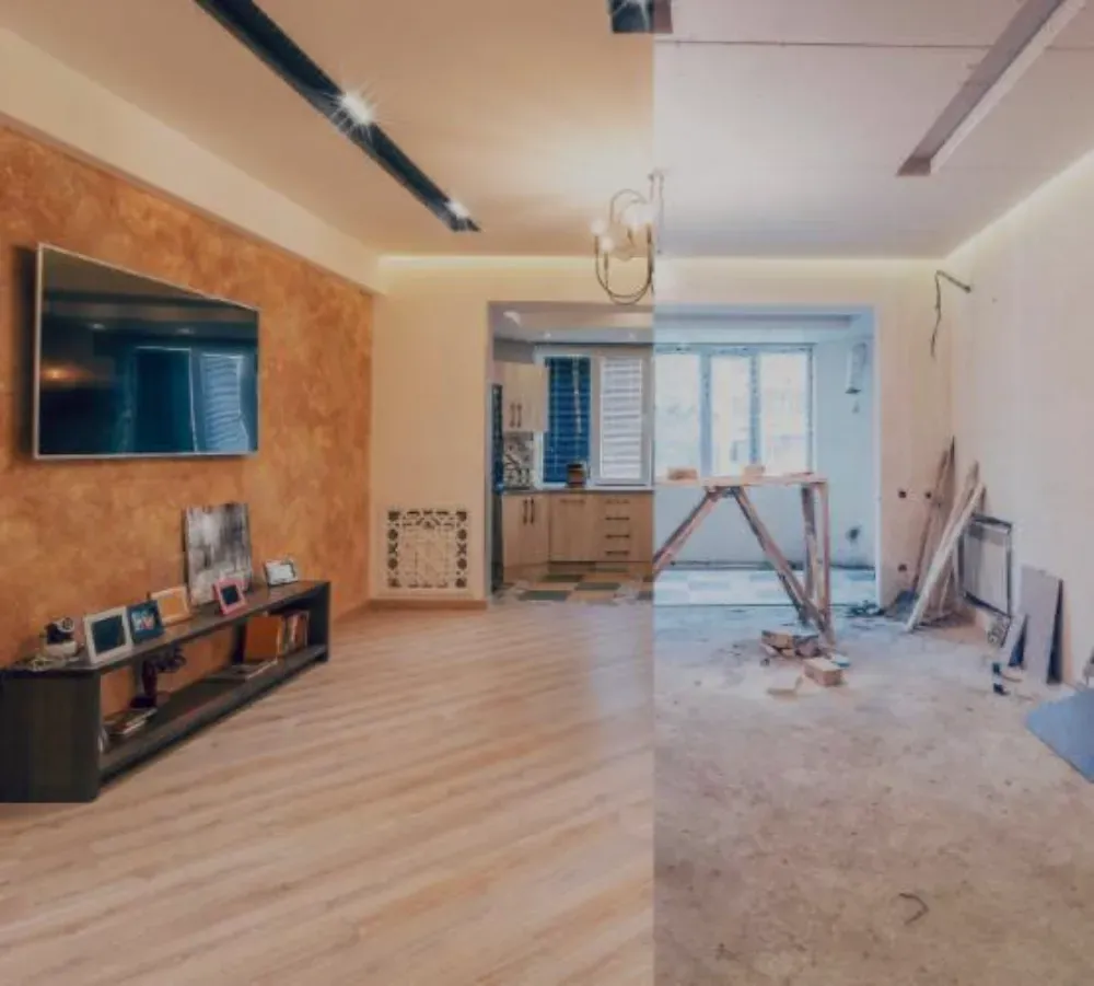 Habitación interior en remodelación, paredes blancas, escalera, montón de escombros y materiales de construcción.