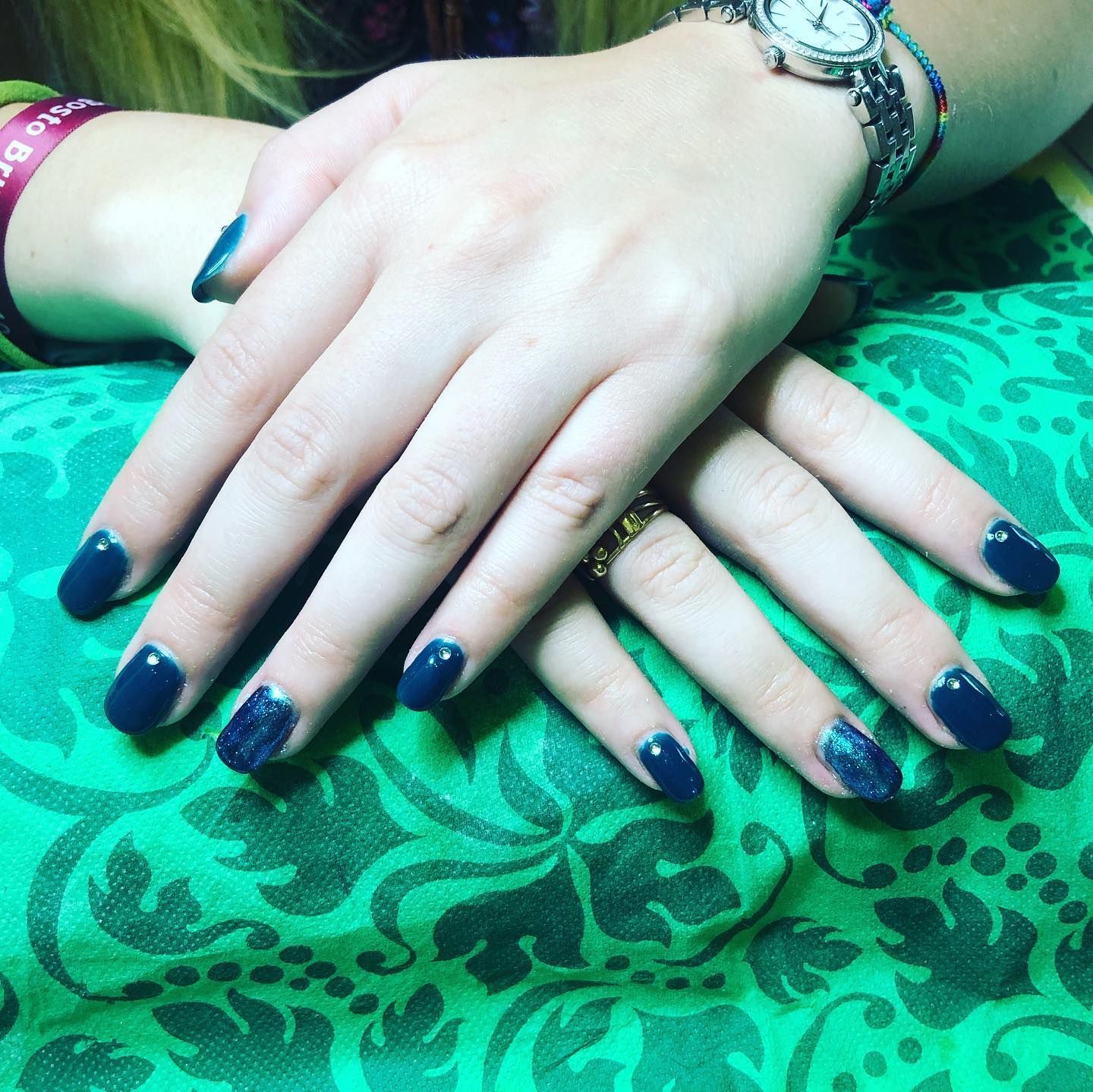 mani con smalto blu - Salone Rosita
