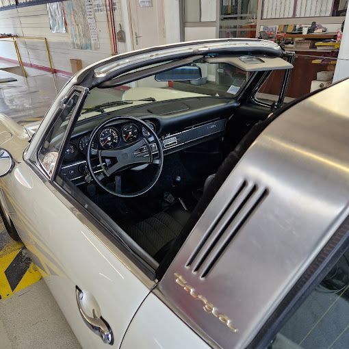 Gros plan sur l'intérieur d'une voiture grise de collection