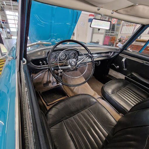 Gros plan sur le volant d'une voiture ancienne.