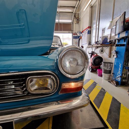 Gros plan sur l'avant d'une voiture ancienne bleue