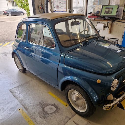 Petite voiture bleue de collection