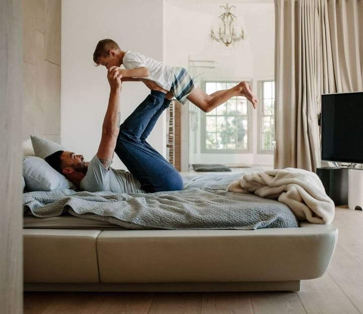 Jeune papa et son fils