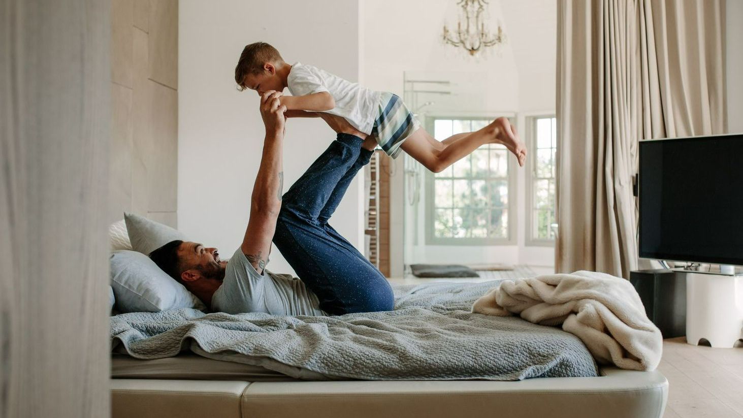 Papa et enfants sur un lit