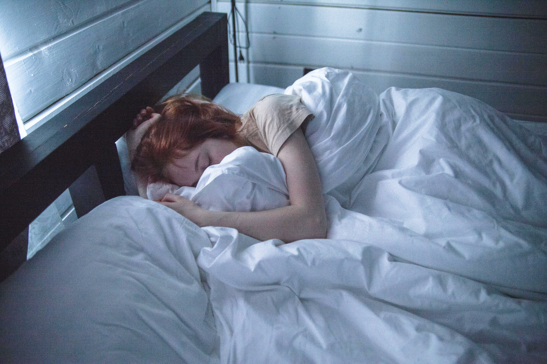 Femme rousse qui dort