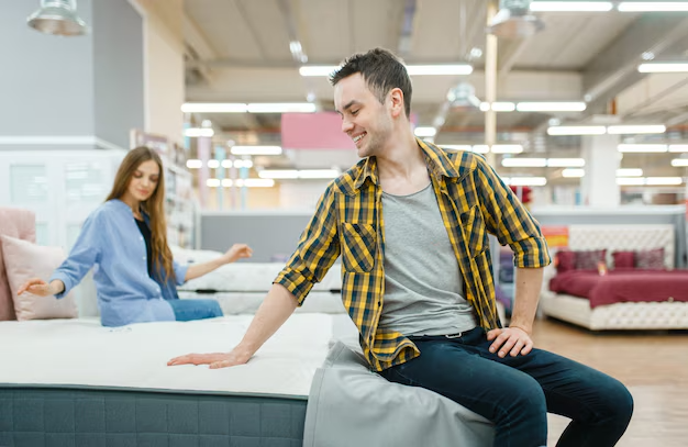 Couple qui choisit un matelas