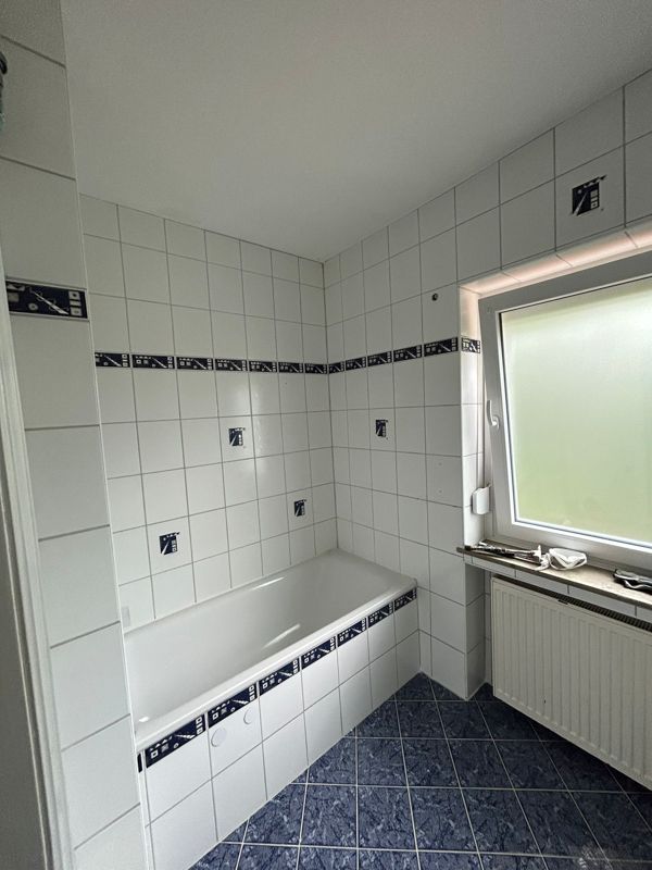 Ein Badezimmer mit Badewanne und Fenster