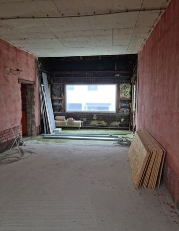 In der Mitte des Raumes befindet sich ein großes Fenster.