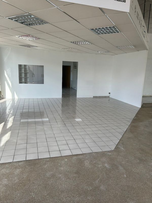 Ein leerer Raum mit weißen Fliesenböden und weißen Wänden