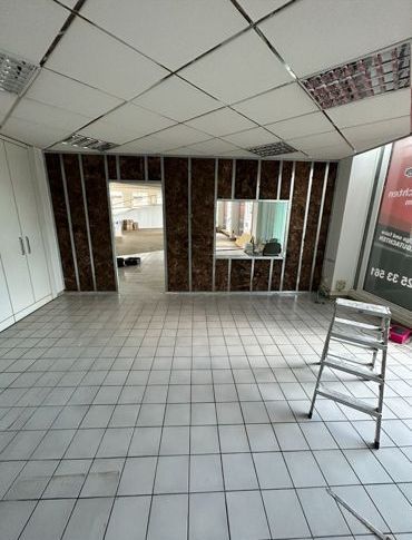 In der mitte des raumes steht eine leiter.