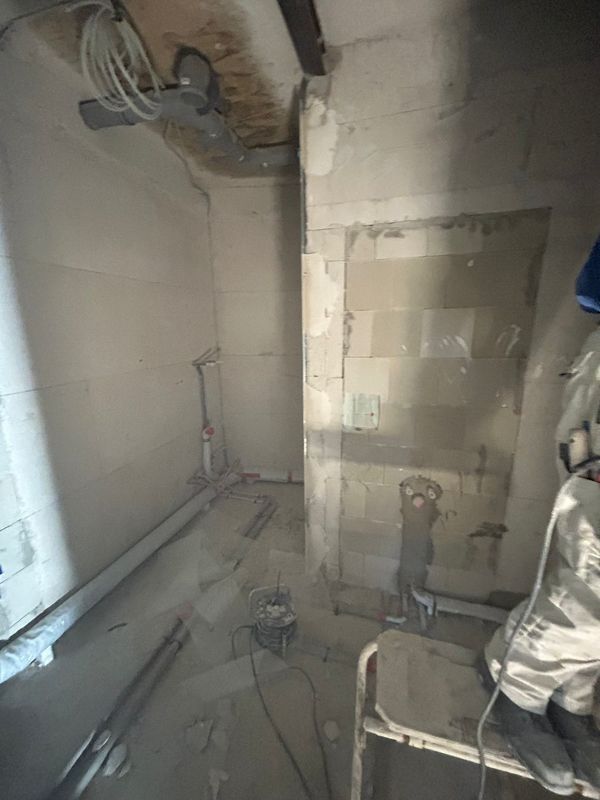 Ein Raum mit vielen Ziegeln und einer Leiter darin.