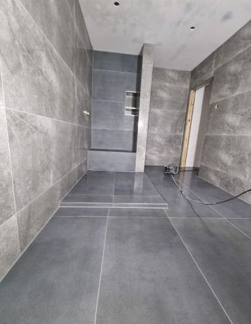 Ein Raum mit vielen Fliesen auf dem Boden und an den Wänden.