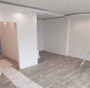 In der mitte des raumes steht eine leiter.