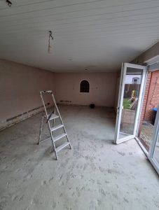 In der mitte des raumes steht eine leiter.