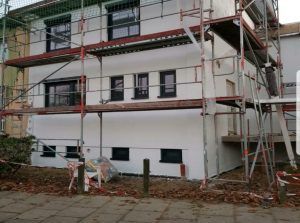 Es wird ein Haus mit Gerüst darum herum gebaut.