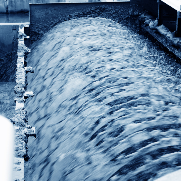 Agua que fluye sobre un vertedero en una planta de tratamiento de agua.