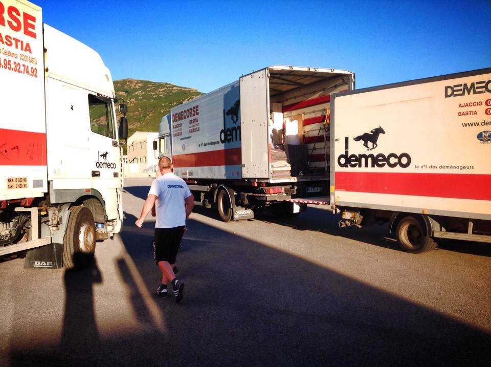 Deux gros camions de déménagement