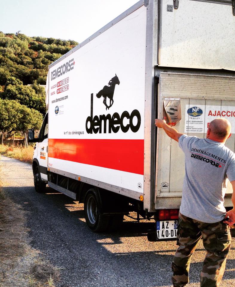 Fermeture d'un camion de déménagement chargé