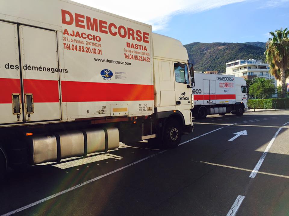 Convoi de déménagement sur une route