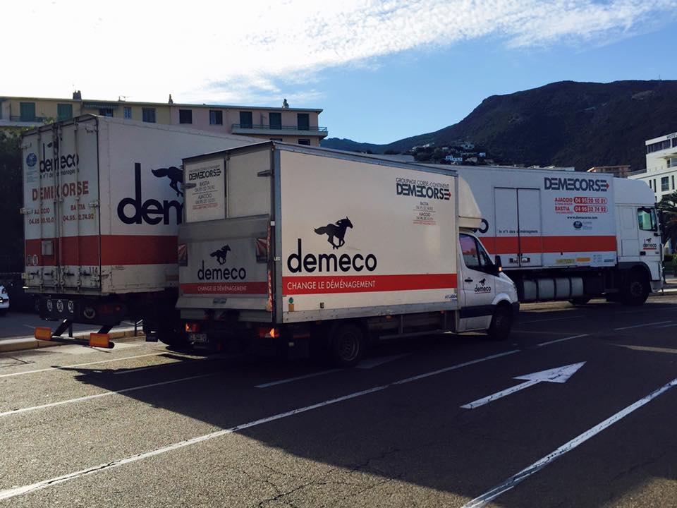 Trois camions de déménagement sur une route