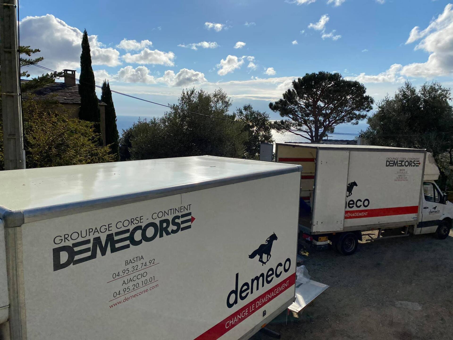 Camion de déménagement et sa remorque