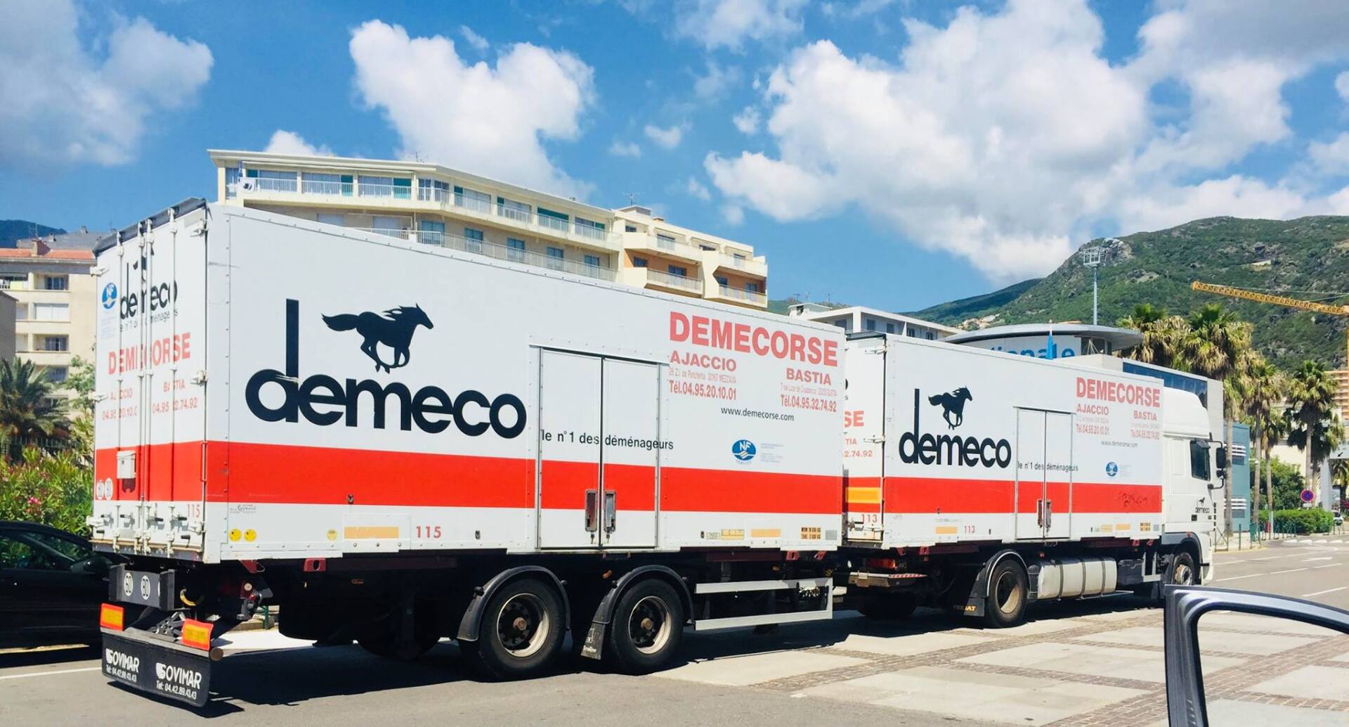 Camion de déménagement sur une route en terre